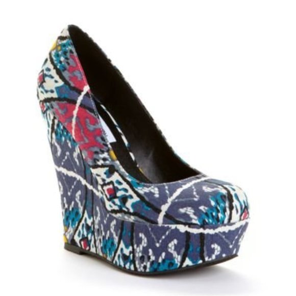 Steve Madden Shoes - ♥️•CLOSING *3 FOR 20* WOW!!•Steve Madden "Pammyy" Platform Wedge Size 7